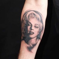 Tatuaje en el antebrazo, retrato negro blanco de Marilyn Monroe atractiva
