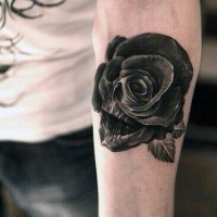 Tatuaje en el antebrazo,
rosa sola negra 3D