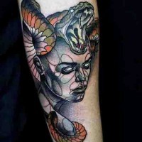 Tatuaje en el antebrazo,
 Medusa Gorgona multicolor con serpientes grandes