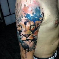 Tatuaje en el brazo, león bonito con manchas de pintura