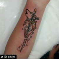 Kleiner antiker Stil schönes farbiges Unterarm Tattoo mit Schwert mit Wolf