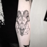 Tatuaje en el brazo, cráneo de aries y figura geométrica