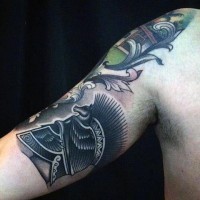 Kleines schwarzes und weißes Arm Tattoo von antikem Krieger Helm