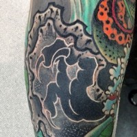 Kleiner schwarzer und weißer im asiatischen Stil Drachenklaue Tattoo am Arm