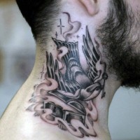 Kleiner schwarzer und weißer Vogel mit der Brust und Schloss Tattoo am Hals