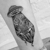 Tatuaje en la pierna,
  nave extraterrestre sobre el desierto, dibujo monocromo