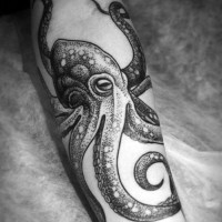 Kleiner schwarzer und weißer netter Oktopus Tattoo am Arm