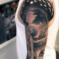 Tatuaje en el brazo,
ángel magnífico con cuervos siniestros