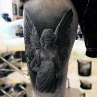 Kleines schwarzes und weißes detailliertes Oberschenkel Tattoo von Engel Statue