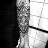 piccolo nero e bianco geometrico tatuaggio avambraccio