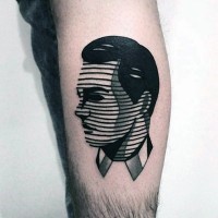 Kleines schwarzes und weißes Mannes Porträt Tattoo mit schwarzen Linien