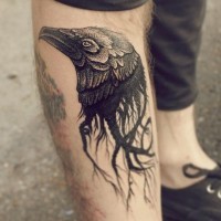 Tatuaje en la pierna, cabeza de cuervo misterioso con raíces, tinta negra