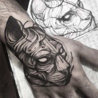 Tatuaje en la mano,  gato demoniaco negro blanco