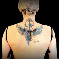 Tatuaje en la espalda, figura misteriosa con alas de colores negro y azul