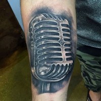 Tatuaje de micrófono favorito 3D en el antebrazo