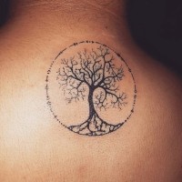 Kleines schwarzes und weißes einfaches mystisches Tattoo am oberen Rücken mit Baum im Kreis