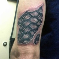 Tatuaje en el brazo, ornamento de mimbre debajo de la piel rasgada, idea interesante