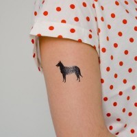 piccolo nero pastore tedesco tatuaggio su braccio