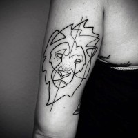 piccolo inchiostro nero testa di leone astratta tatuaggio su braccio