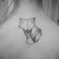 Tatuaje en la espalda, zorro abstracto de figuras geométricas
