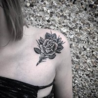 Kleine schwarze rosa niedliche Rose Tattoo an der Schulter