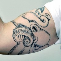 Kleiner schwarzer detaillierter Oktopus Tattoo am Bizeps