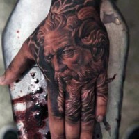 Tatuaje en la mano,  cara de Poseidón severo