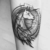 Tatuaje en el antebrazo, diseño monocromo de unicornio con dragón