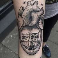 Kleines schwarzes menschliches Herz Tattoo am Unterarm mit Katzen Paar und Sternen