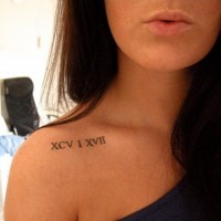 Tatuaje en el hombro, fecha conmemorativa de números romanos