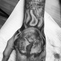Kleiner schwarzer nächtlicher Wald Tattoo an der Hand mit Elchs Silhouette