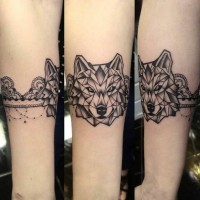 Tatuaje en el antebrazo,
brazalete combinado con lobo único