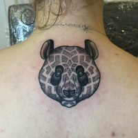 Tatuaje en la espalda, cara de panda con ornamento precioso