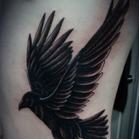Tatuaje en el costado,  cuervo negro que vuela