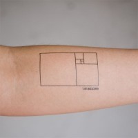 Kleines schwarzes einfaches Unterarm Tattoo mit geometrischer Figur mit Zahlen