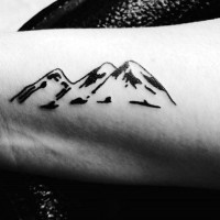 Tatuaje  de montañas pequeñas, colores negro blanco