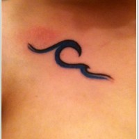 piccola onda semplice dipinta inchiostro nero tatuaggio su petto