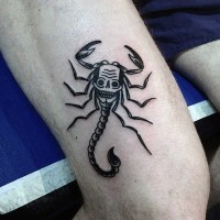 Tatuaje en el muslo,  escorpión decorado con cráneo, tinta negra