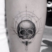 piccolo inchiostro  nero cranio con cerchie e insetto tatuaggio su braccio