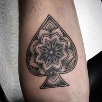 Tatuaje en el brazo, pica con patrón, color gris