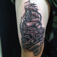 piccolo inchiostro nero calamaro attaccato a barca tatuaggio su coscia
