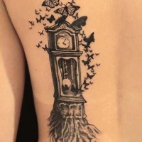 Kleiner schwarzer Baum mit alter Uhr Tattoo am Rücken mit  Schmetterlingen