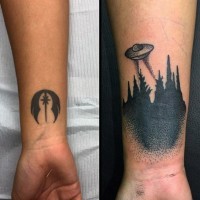 Kleine schwarze verschiedene mystische Tattoos mit Aliens Schiff und Symbol am Handgelenk