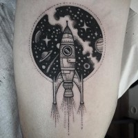 Tatuaje en el brazo, cohete viejo con espacio extraterrestre, estilo vintage
