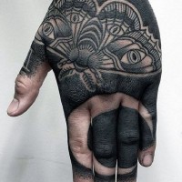 Tatuaje en la mano,  polilla con luna, tinta negra