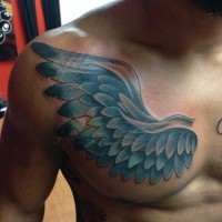 Tatuaje en el pecho,  ala fantástica de color azul oscuro