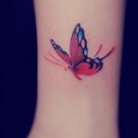 Tatuaje en la pierna, mariposa que cae