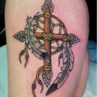 Tatuaje en el muslo,  atrapasueños con cruz de madera