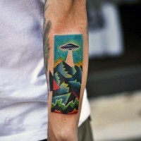Tatuaje en el antebrazo,
 nave extraterrestre pequeño y montañas