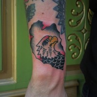 Tatuaje en el antebrazo, arma antigua decorada con águila bonita